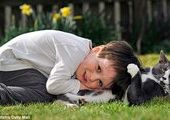 Бездомный кот помогает справиться с болезнью мальчику аутисту