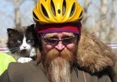 С котом на плече и на велосипеде
