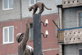 В Кемеровской области появился памятник спасающему кошку электромонтеру